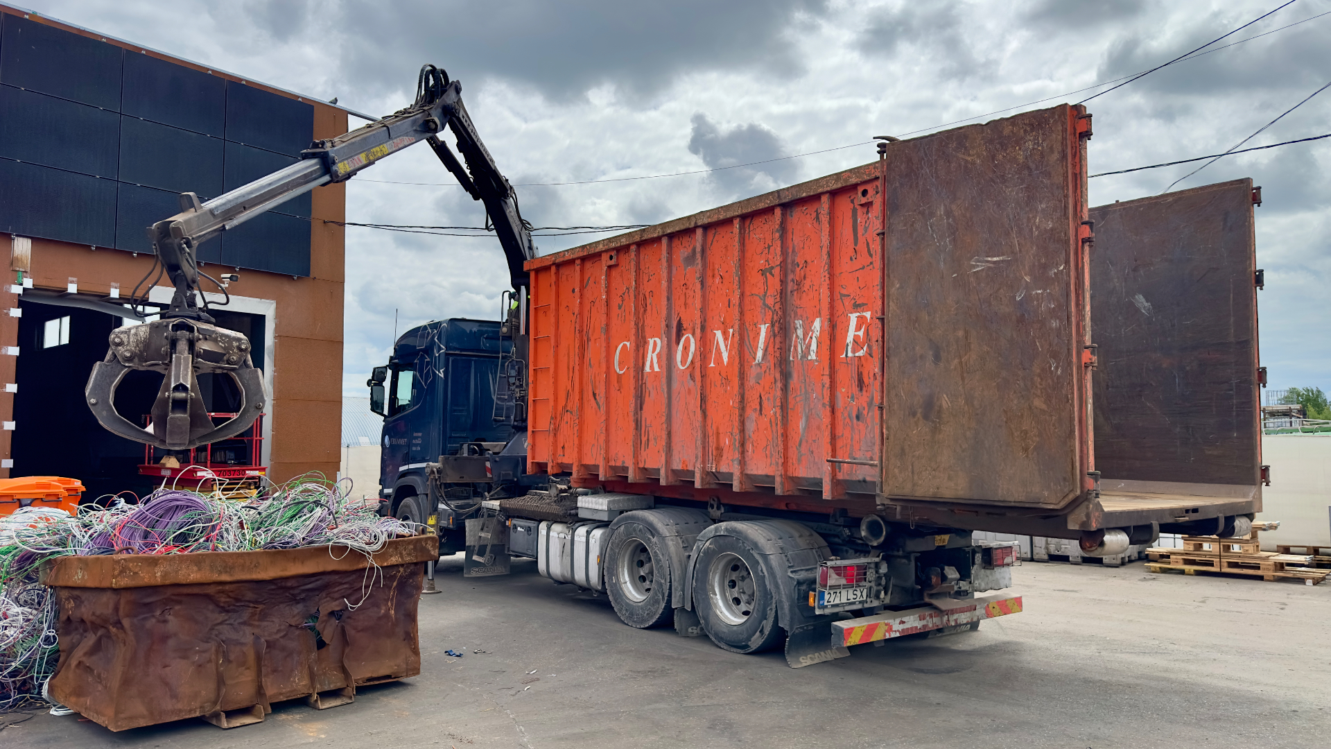 Scania Cronimet konteineriga laadimisplatsil grabberiga