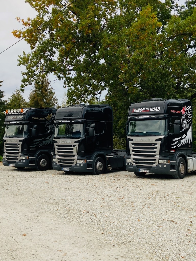 Kolm musta Scania veokit
