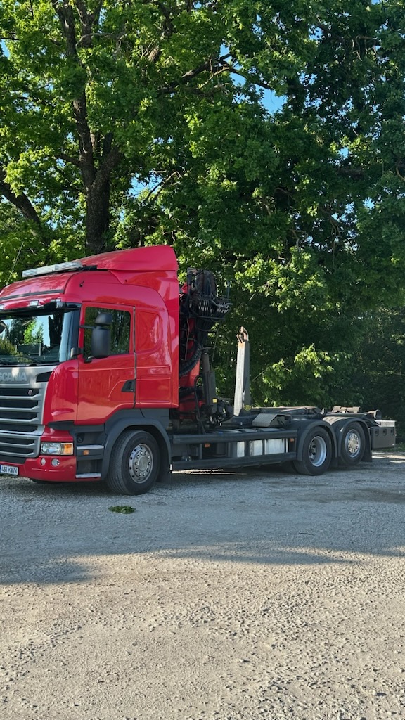 Punane Scania konksliftiga