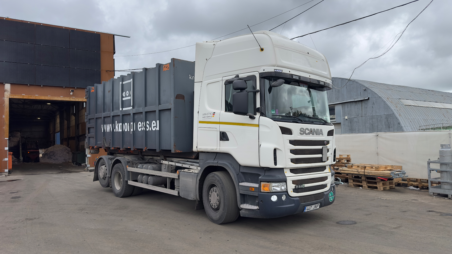 Valge Scania konteineriga platsil
