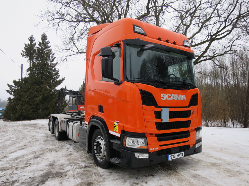 Oranž Scania R410 konksliftiga talvel