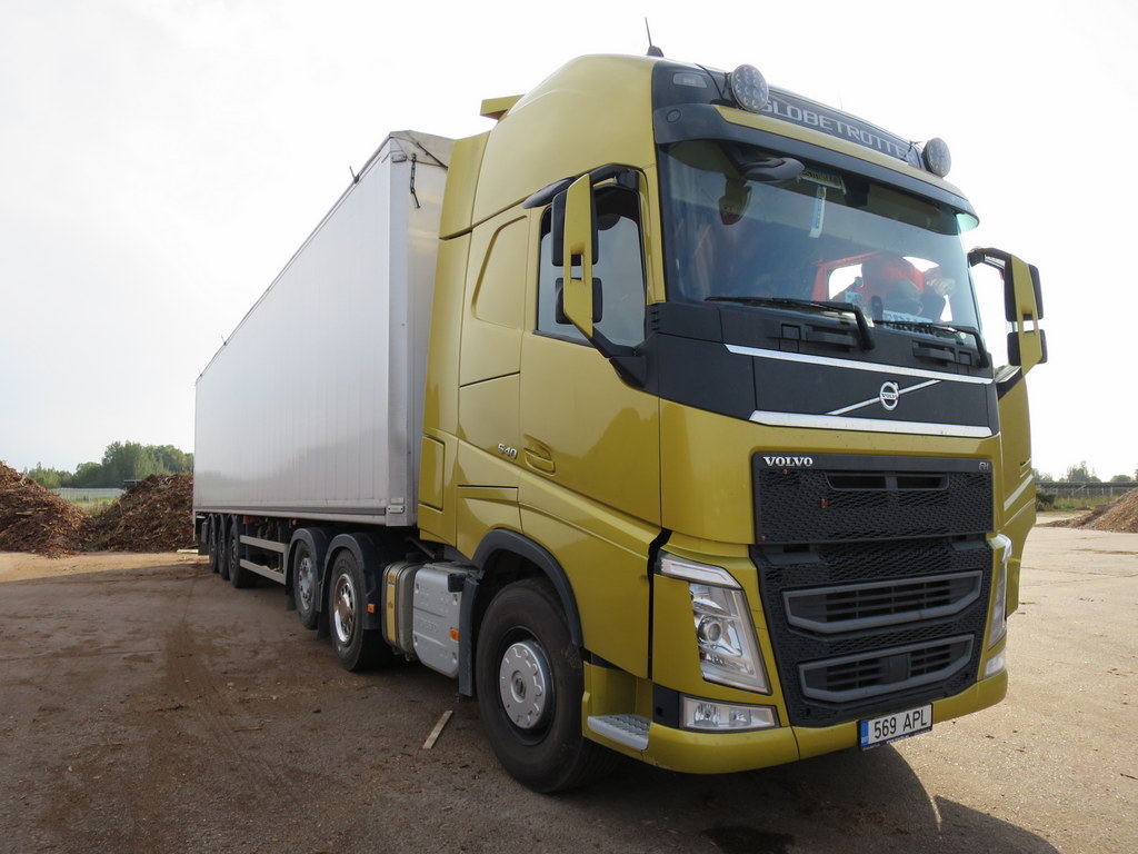Kollane Volvo FH Globetrotter liikuvpõrand-haagisega